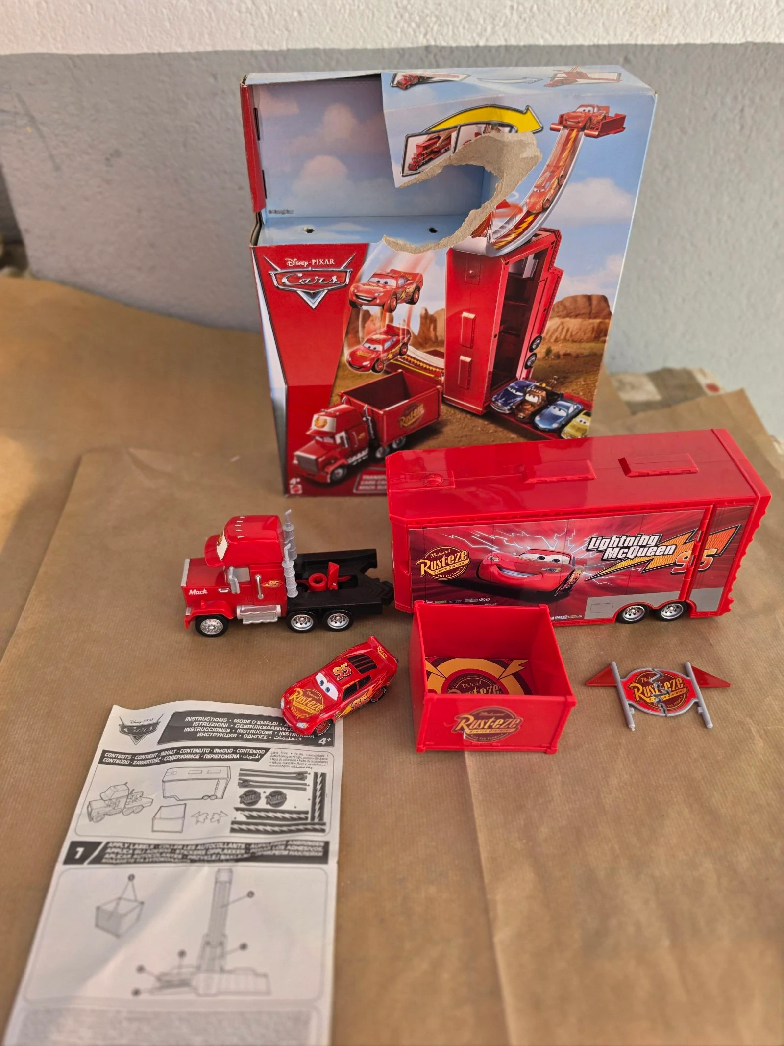 Set de juego de Cars con camión rampa.
